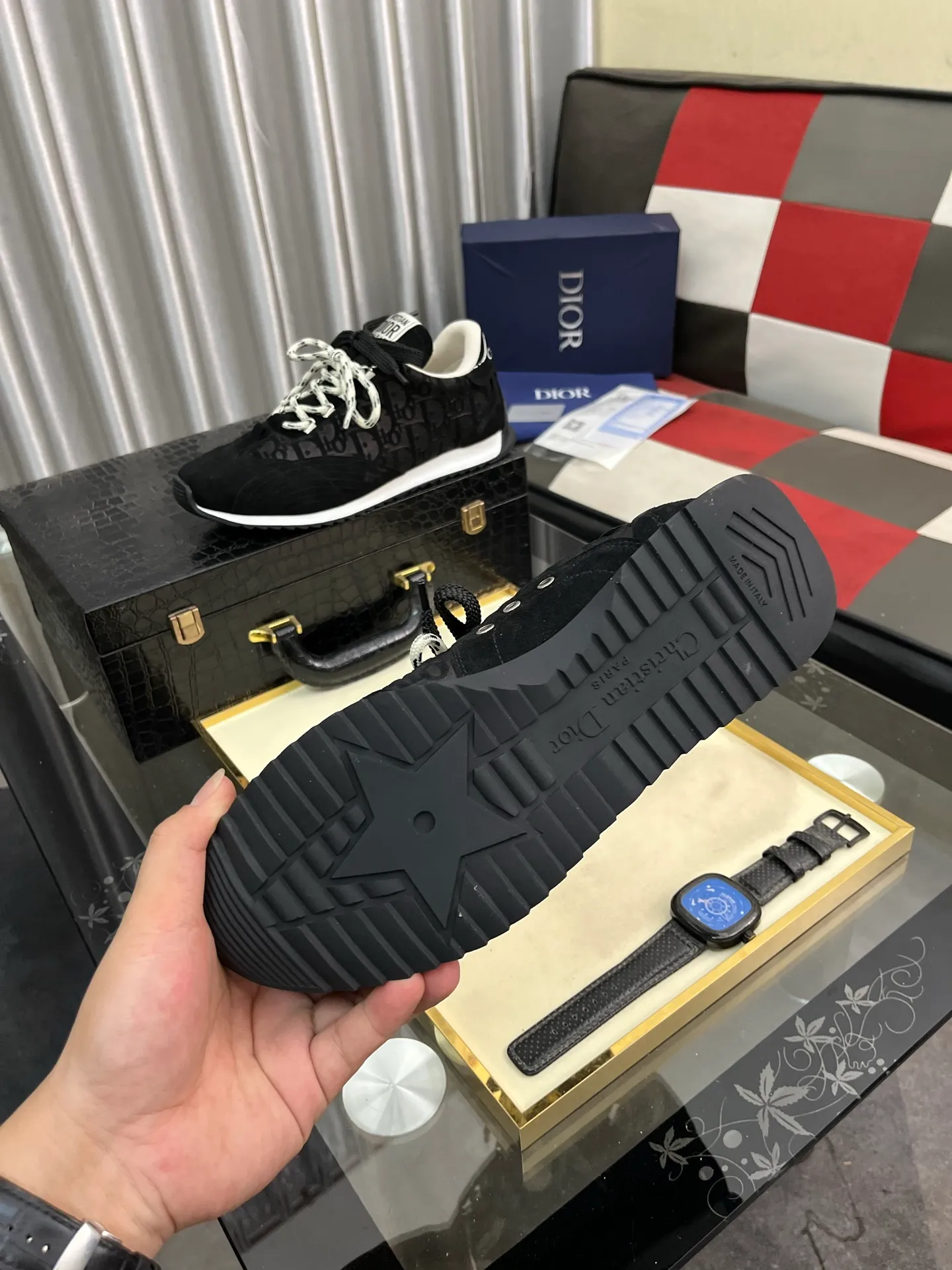 Men's shoes 💰500⌚️⌚️Dior original quality.~ Unique modern style sneakers. 🏃A must-have casual shoe for trendy men😍😍 Original brand imported from Italy, imported original leather, sheep lining (refuses to discolor and grind feet) Sole: Original sole provided by the original factory, French lazy style design ⚠️Fit to the feet, original quality, super comfortable original sole. Just like shooting the real thing 🎬The real thing is better Code number: 38-446️⃣Colors available